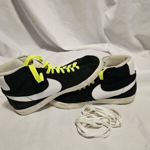 Black and White High-Top Nike Sneakers with Yellow Laces 6.5Y Very good conditi